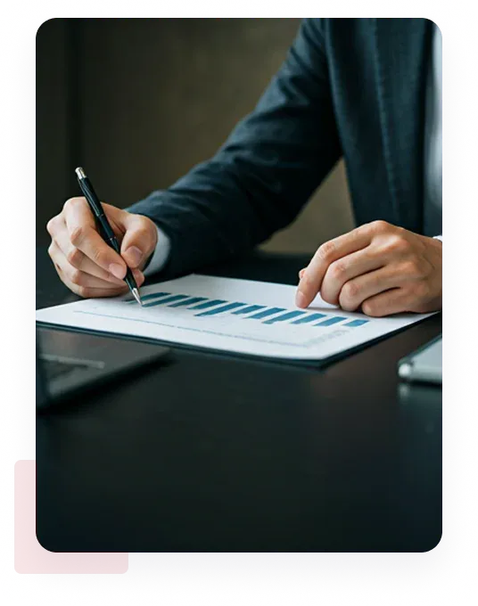 Profesional analizando datos